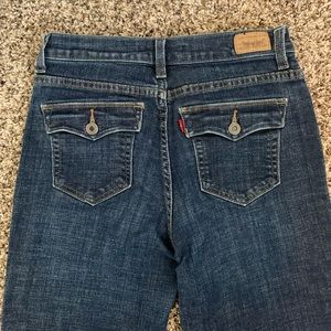 Mid rise Levi’s ✨